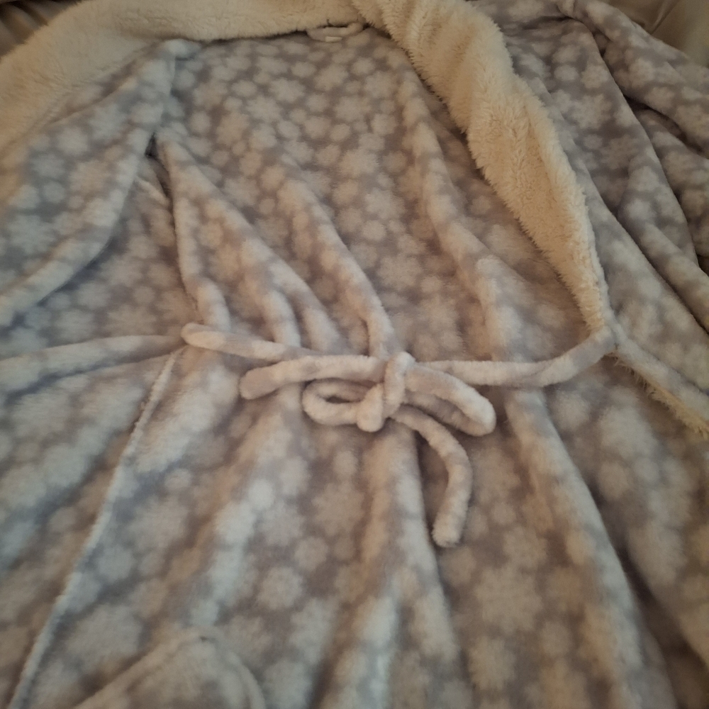 Pajama Drama Gray And White Super Soft Fleece Women's Snowflake Pattern Robe - Picture 6 of 6